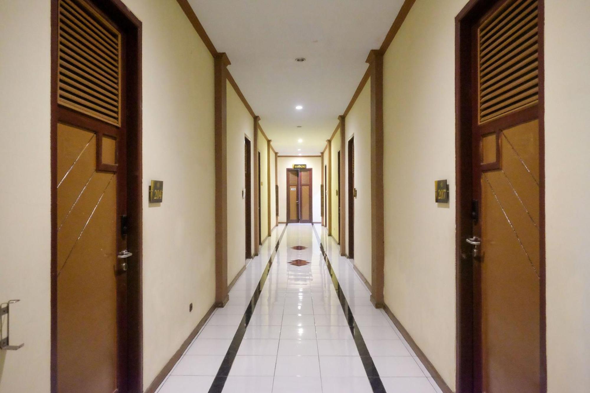Urbanview Hotel Dedy Jaya Brebes Екстер'єр фото