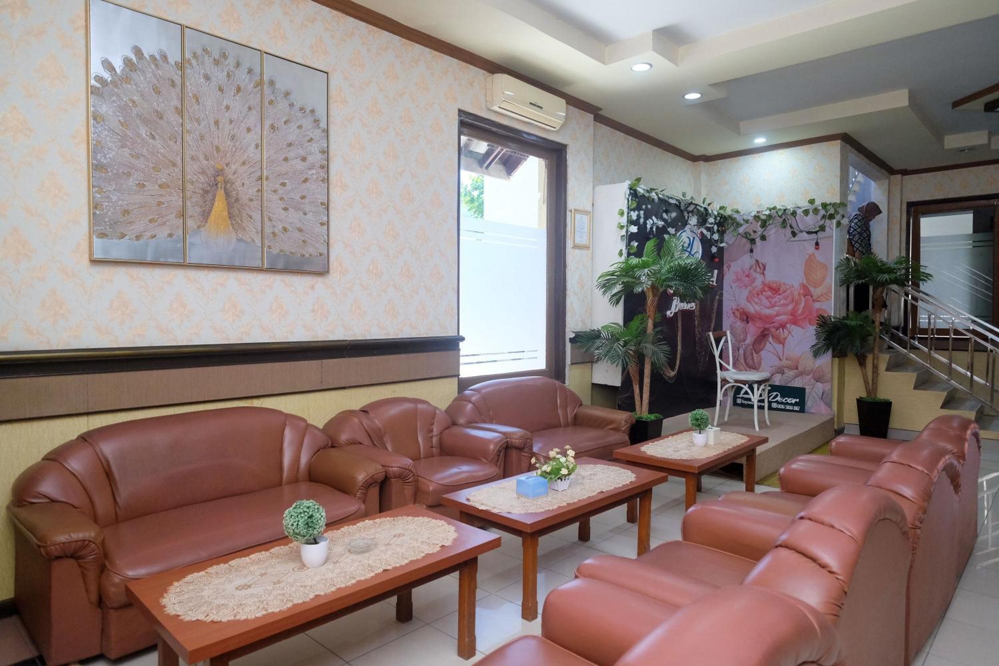 Urbanview Hotel Dedy Jaya Brebes Екстер'єр фото