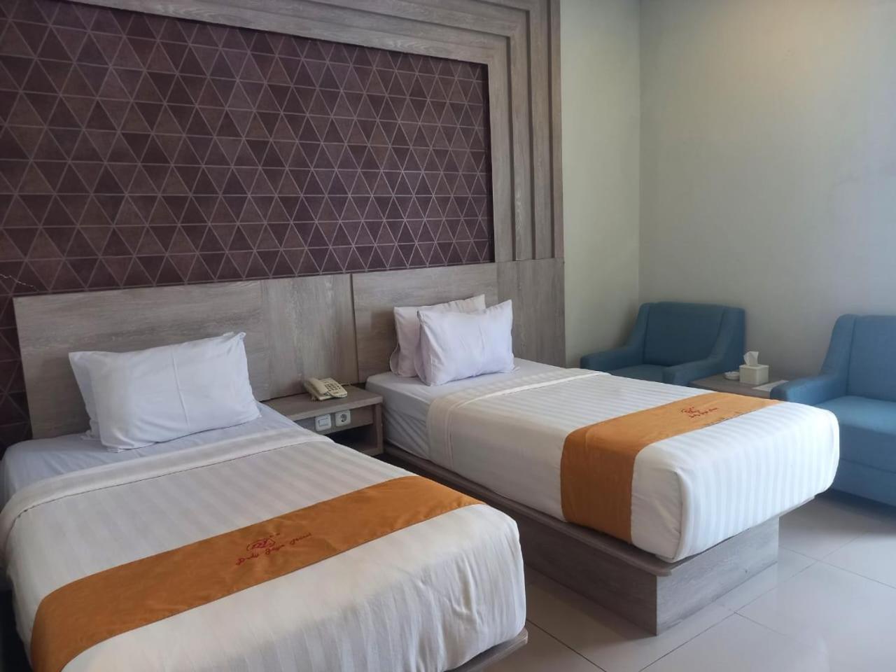 Urbanview Hotel Dedy Jaya Brebes Екстер'єр фото