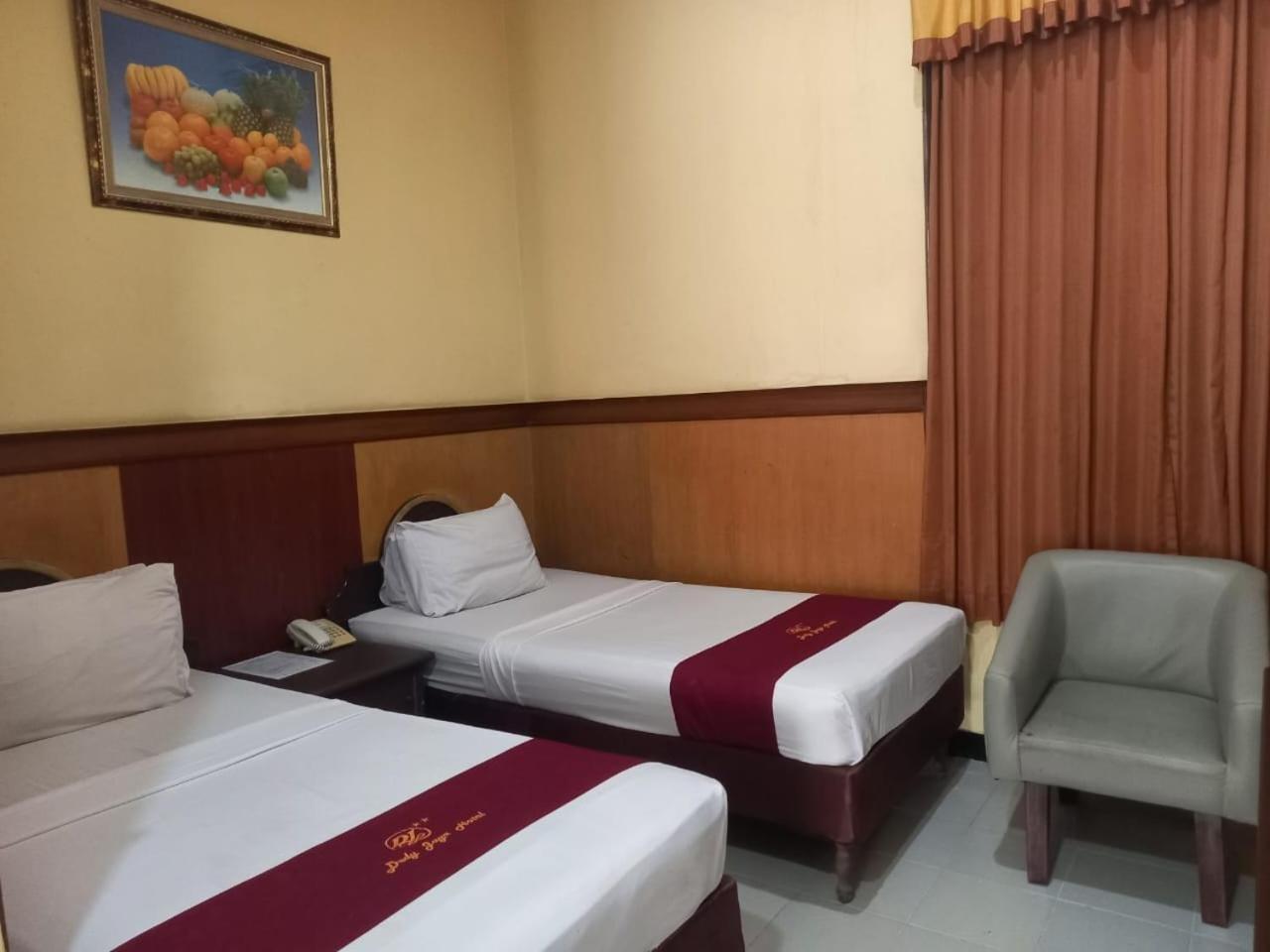 Urbanview Hotel Dedy Jaya Brebes Екстер'єр фото