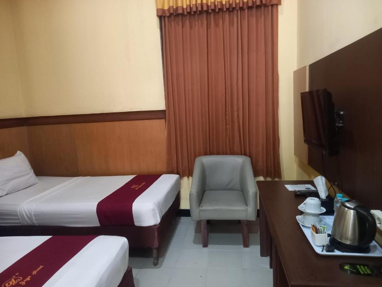 Urbanview Hotel Dedy Jaya Brebes Екстер'єр фото