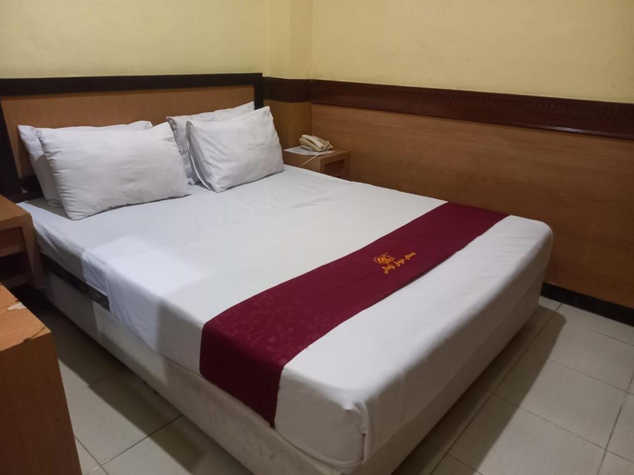 Urbanview Hotel Dedy Jaya Brebes Екстер'єр фото